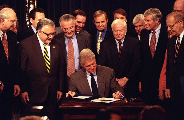 Bill Clinton signs financial services regulation act of 1999 Bill Clinton signs financial services regulation act of 1999