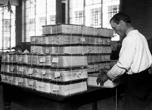 Employee packing trimmed banknotes.